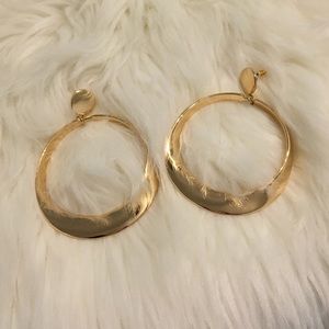 • Round Gold Earrings •